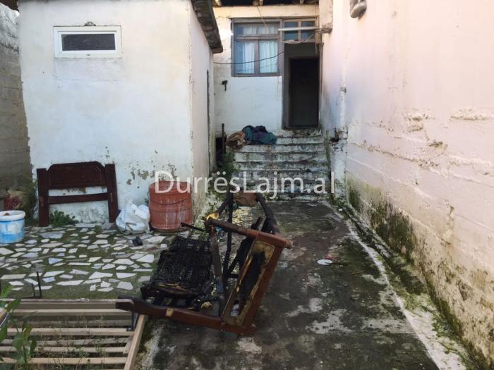 Djegia e të moshuarit në Shijak nga qiriri, prej vitesh i kishin prerë dritat