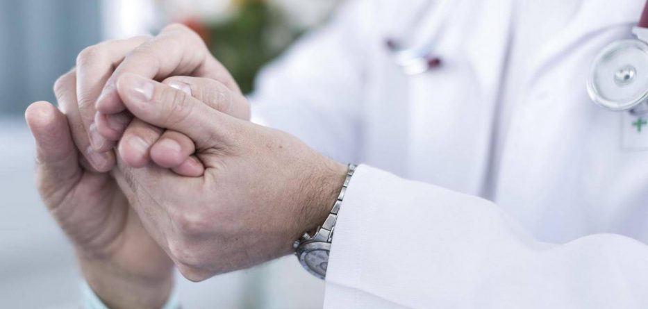 Vdes mjekja që punoi 18 orë pa pushim