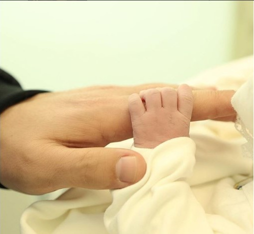 Bukuroshja nga Durrësi bëhet nënë për herë të parë (FOTO)