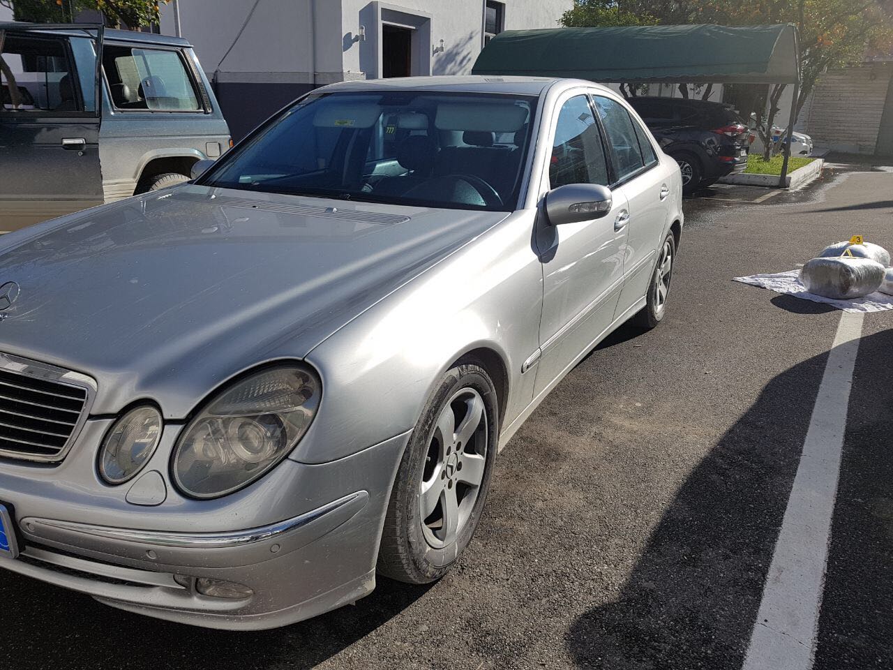 EMRAT/ Bllokohet mjeti luksoz me drogë, pranga dy transportuesve (FOTO)