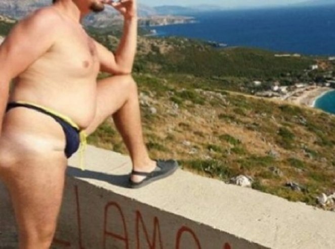 FOTO/ Habit aktori i humorit, me tanga në rrugë