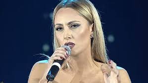 Eneda Tarifa e shtrirë përtokë, çfarë i ka ndodhur këngëtares?!