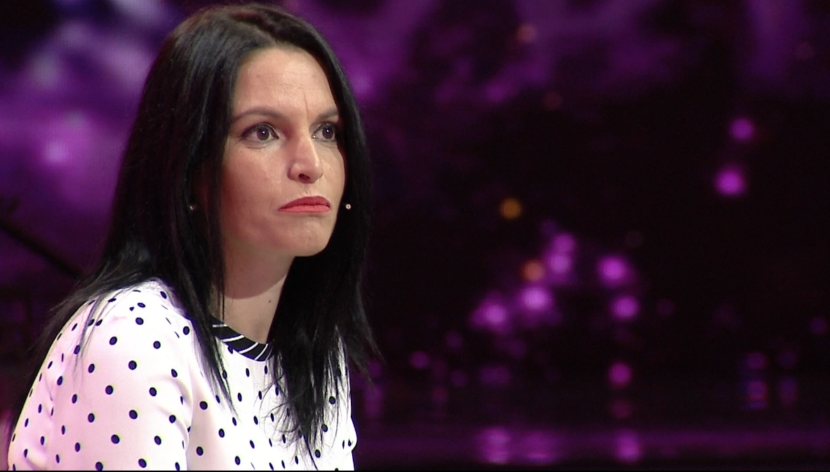 Valltarja e natës tregon tmerrin që kaloi nga burri: Më detyroi të prostituoja (VIDEO)