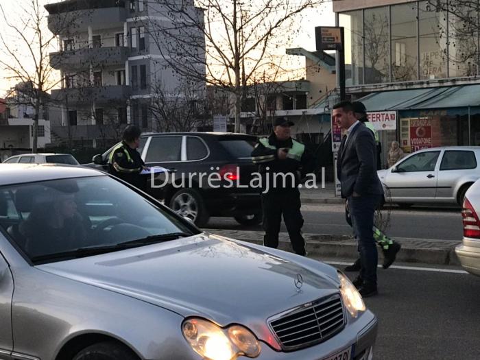 Automjeti përplas kalimtaren në Durrës, e plagosura dërgohet me urgjencë në spital (FOTO)