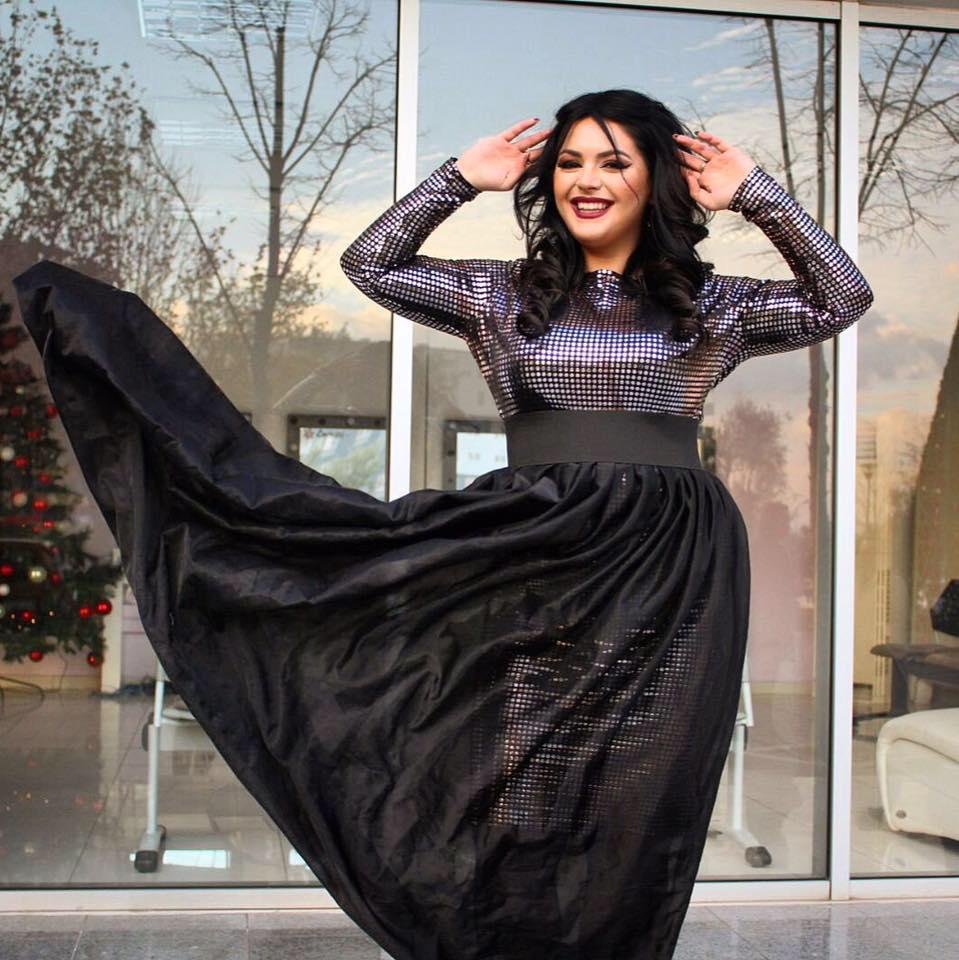 Sa herë bën seks gjatë natës? Fifi: Jam e virgjër