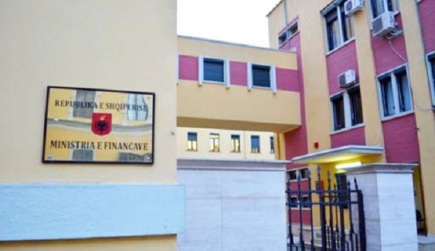 Lajm i mirë për administratën/ Qeveria fond 3.7 mln € për shpërblime