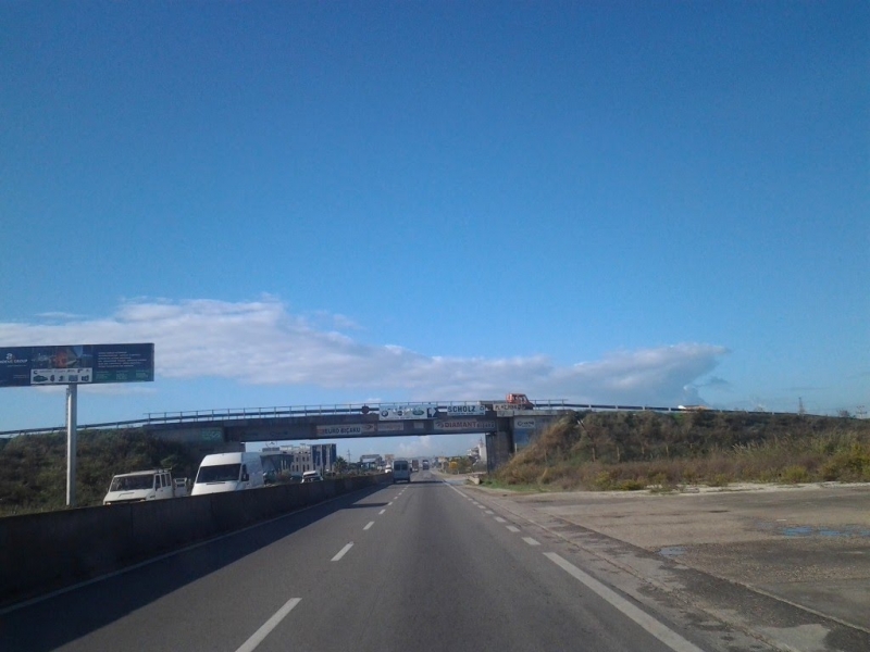 Durrës, makina përplas këmbësorin në autostradë, përfundon në spital