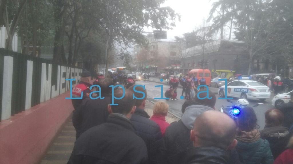 E rëndë, i riu qëllon me armë një vajzë e më pas veten