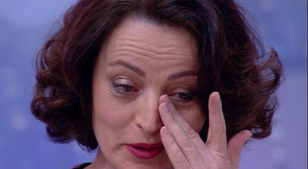 Deputetja e Durrësit përlotet në studion televizive