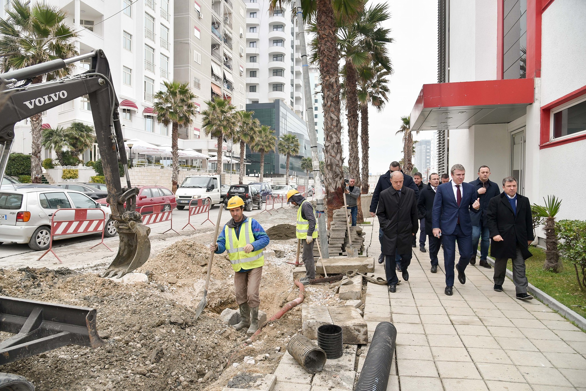 Ministri Gjiknuri inspekton në Durrës investimet në ujësjellës-kanalizime (VIDEO)