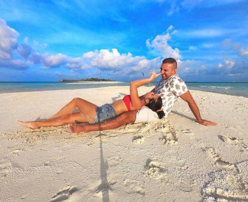 Moderatorja dhe reperi kosovar shpallen ‘non grata’ në Maldive për këtë veprim (VIDEO)