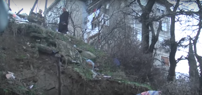 U duk si tërmet i fuqishëm, pallati 5-katësh në rrezik shembjeje