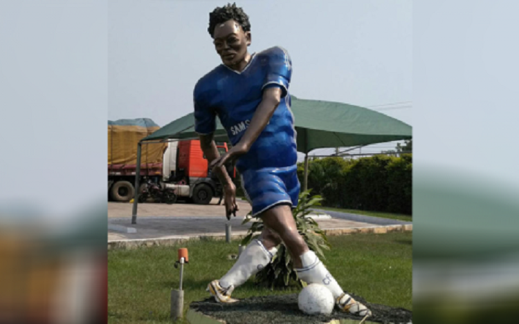 Harrojeni statujën e Ronaldos, ajo e Esien është akoma më skandaloze