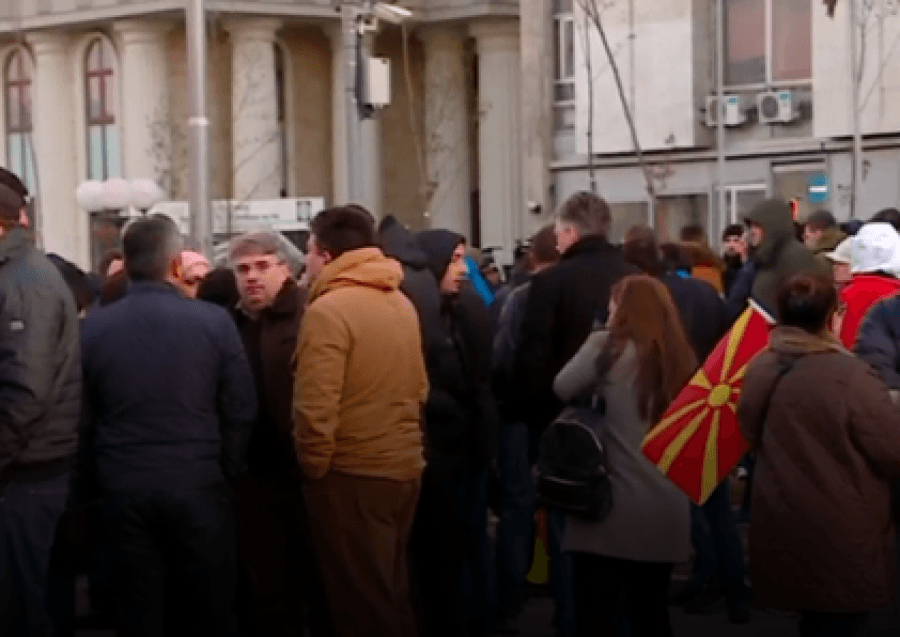 Ligji për Gjuhën Shqipe në Maqedoni, sërish protesta para Kuvendit