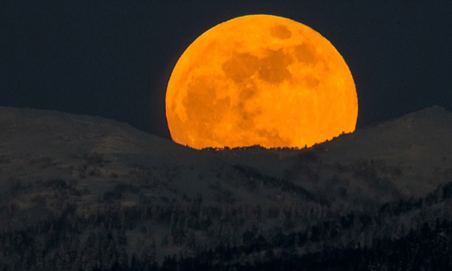 Spektakël në qiejt e botës, Hëna e trefishtë