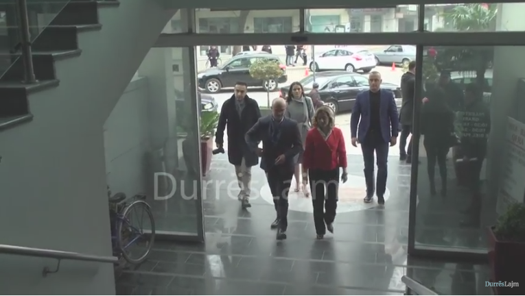 Vizitë blic e zv/kryeministres Mesi në Hipotekën e Durrësit (VIDEO)