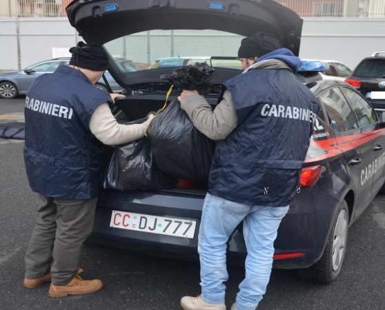 Emri/ Pranga shqiptarit, u kap me 6.2 kg drogë në qese plehrash