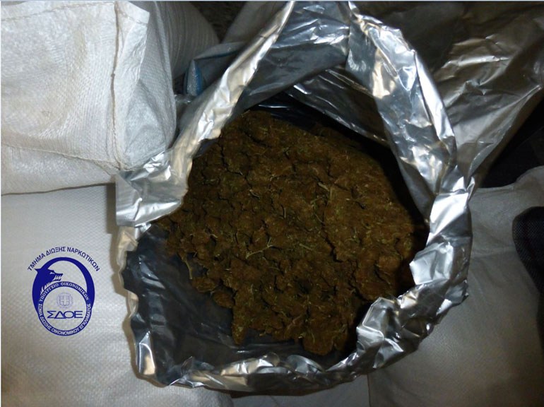 Fshehën 407 kg drogë në thasët me oriz, arrestohen një shqiptar dhe një grek