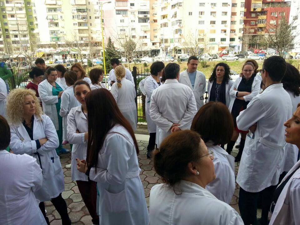 Ministria e Shëndetësisë shpall afatet për vende të lira pune: Ja si të aplikoni