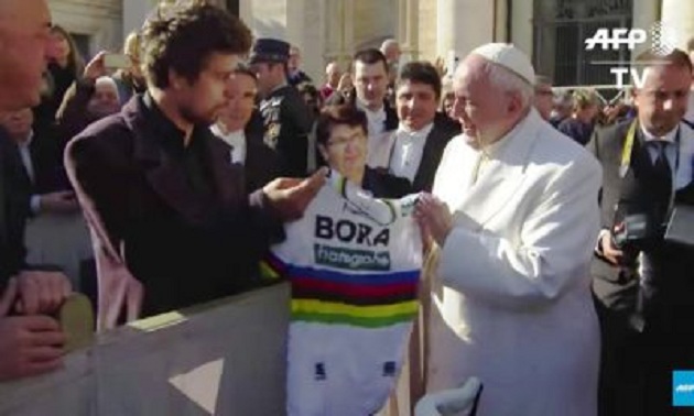 VIDEO/ Kampioni i i botës në çiklizëm i dhuron Papës biçikletën në Vatikan