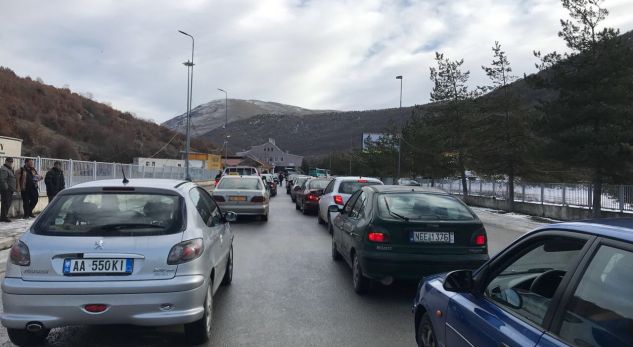 Radhë të gjata automjetesh në doganën e Kapshticës