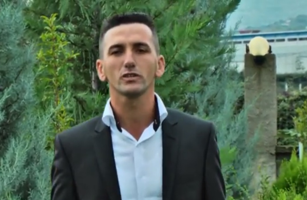 Këngëtari i muzikës popullore zbulon mashtrimin e 32-vjeçarit, hiqej si menaxher