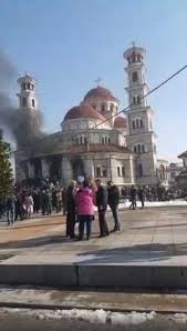 Kisha e Korçës përfshihet nga zjarri, Ilir Meta 2 hapa larg saj