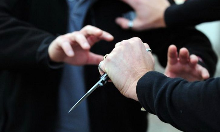 Sherr mes të rinjve në shkollë, adoleshentit i ngulin thikën në kraharor