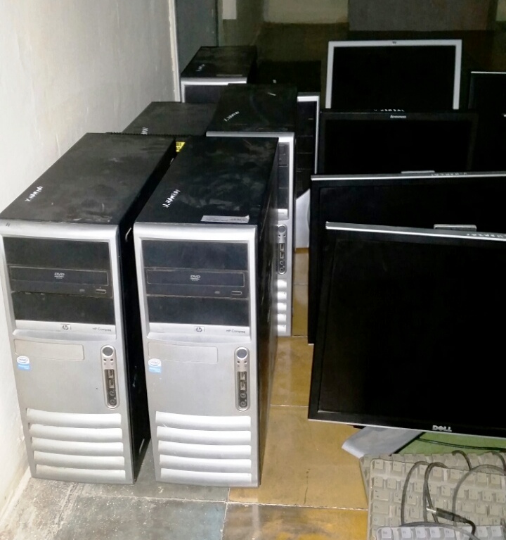 Policia në Durrës i bllokon 13 kompjutera pronarit të lokalit, lojëra fati pa leje