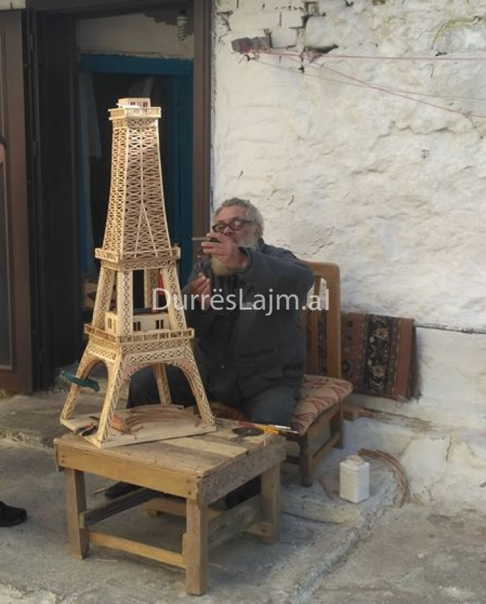 FOTOLAJM/ Kulla “Eiffel” e mjeshtrit të drurit nga Durrësi