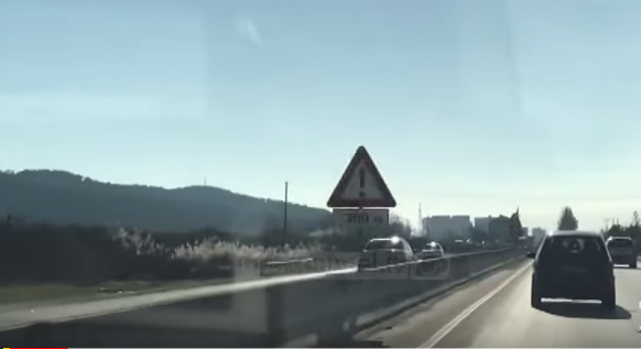 E frikshme, makina kundërvajtje në autostradë (VIDEO)