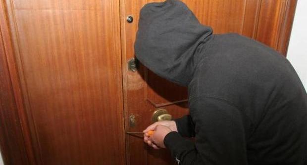 I kishin hyrë në shtëpi për të vjedhur, polici i ndjek i zhveshur dhe i arreston