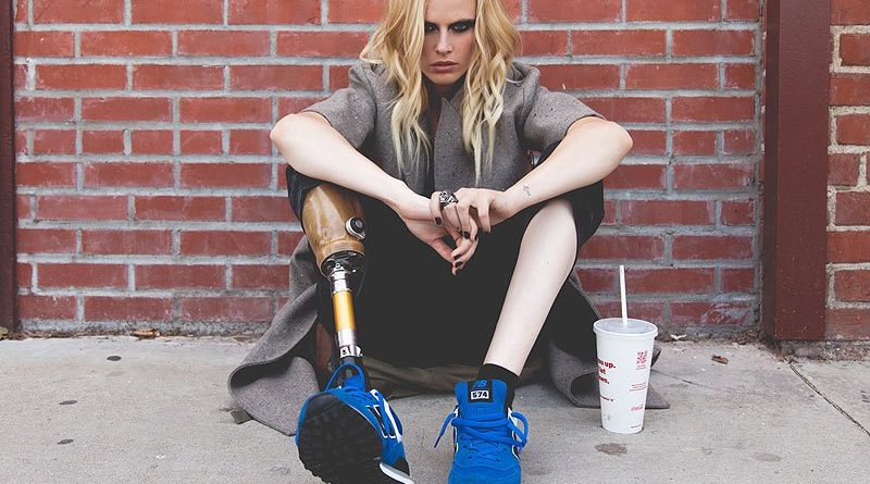 Modelja humb të dyja këmbët nga tamponi, i shkaktoi shok toksik