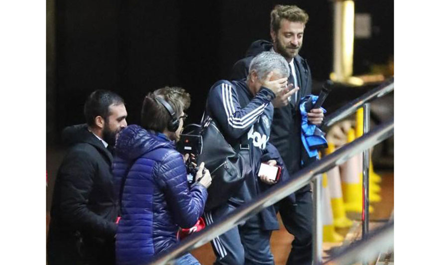 “Le Iene” detyron Mourinhon të firmosë fanellën e…Contes