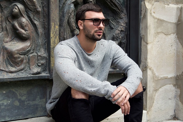 VIDEO/ Reperi shqiptar i bën dhuratë, fanses sa nuk i bie të fikët