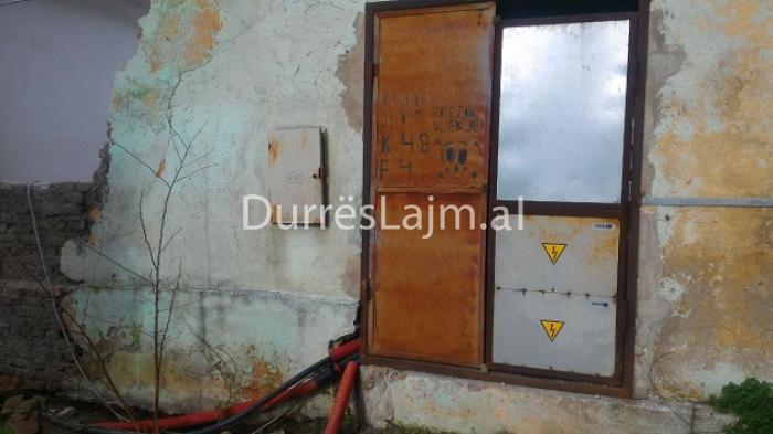 Durrës, kryen nevojat personale pranë kabinës elektrike, e zë korenti
