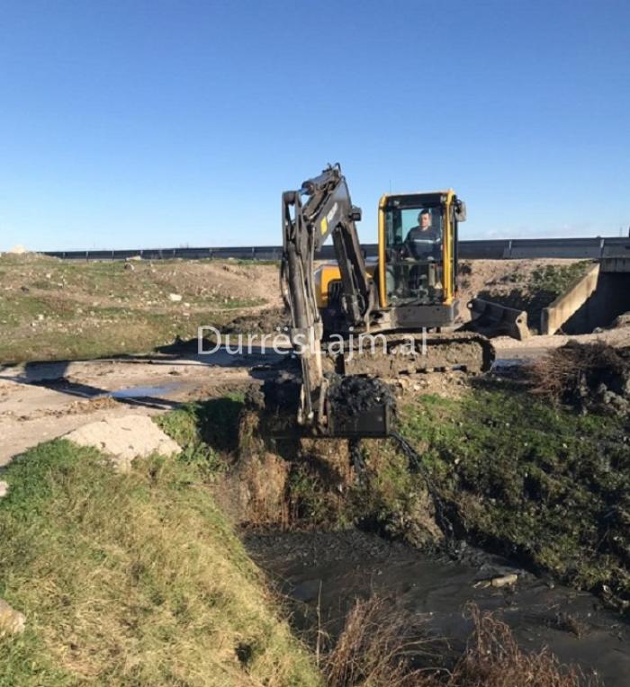 Nis pastrimi i kolektorëve në Durrës (FOTO)