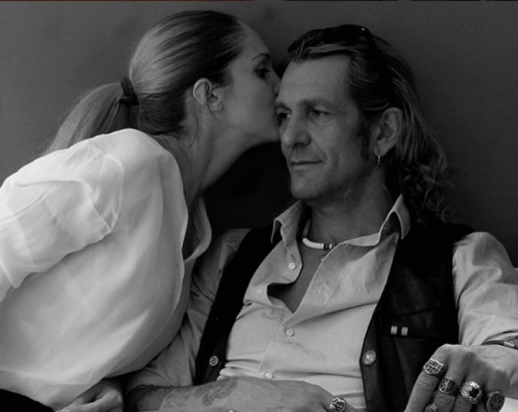 “Luçifer lindi”, ish-missi shqiptar sjell në jetë fëmijën nga lidhja treshe (FOTO)