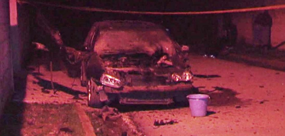 Shpërthen me eksploziv makina e një personi