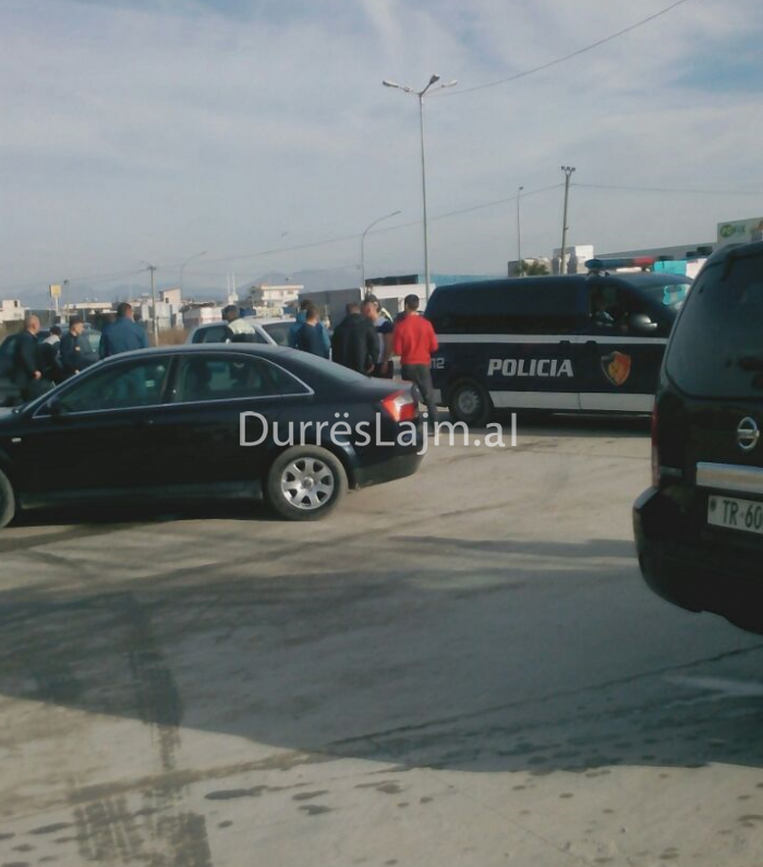 Në gjendje të dehur, përplaset me makinë në Durrës (FOTO)