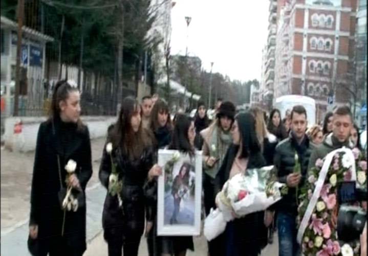 Studentët e Drejtësisë marshojnë drejt vendit ku u vra Ariela