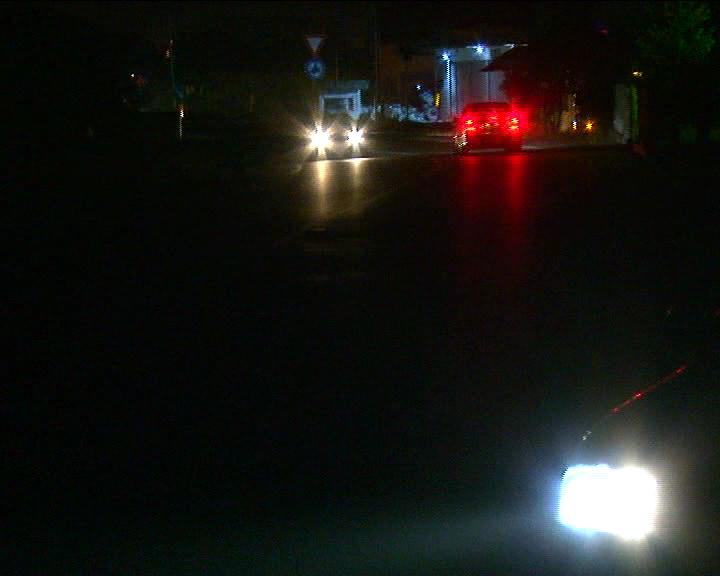 Dy persona të maskuar godasin me sende të forta shoferin dhe i grabisin makinën