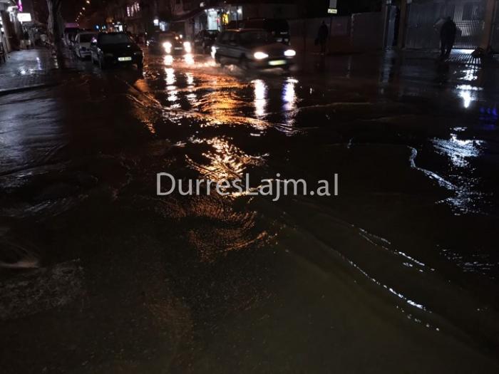 Shi në Durrës, përmbyten rrugët e qytetit (FOTO+VIDEO)