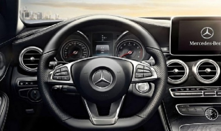 Vidhet “Benz”-i i një gruaje në Durrës