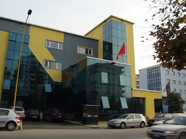 Ministria e Shëndetësisë thirrje publike për mjekët: Aplikoni për bonusin 2.5 mln lekë