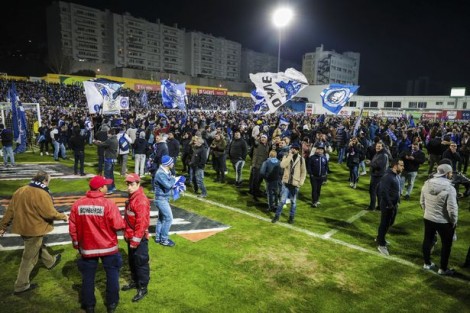 VIDEO/Momente paniku për tifozët e Portos, turren drejt fushës ndërsa stadiumi rrezikon të shembet