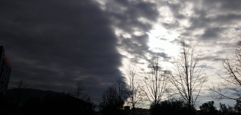 Vranësirat pushtojnë vendin, ja kur do nisin reshjet