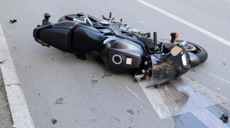 Aksidentohet rëndë drejtuesi i motoçikletës