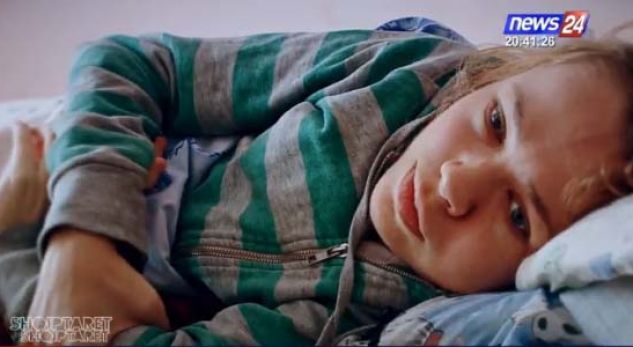 Dy motra të ngujuara pas një krevati: Duam një shtëpi për të parë babin e lumtur