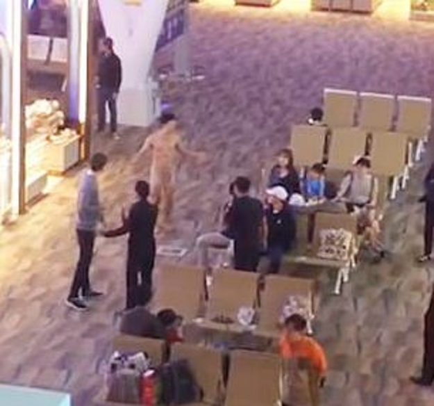 Turisti nudo tmerron pasagjerët në aeroport